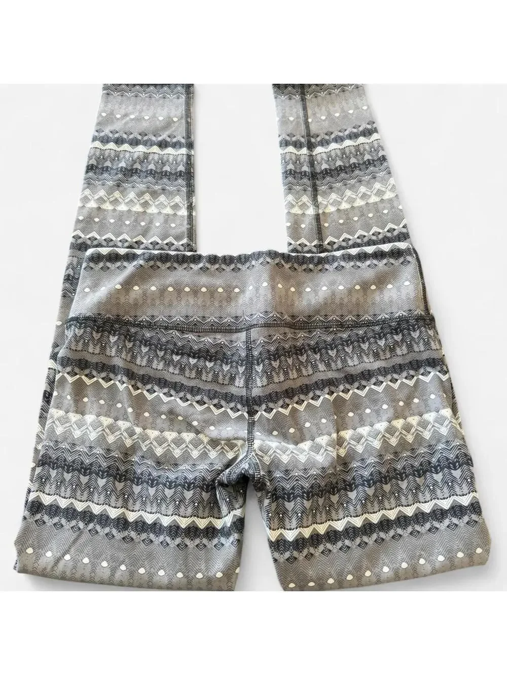 Alo Yoga Full Length Gray and White Alpine Print Workout Leggings, Size Large
